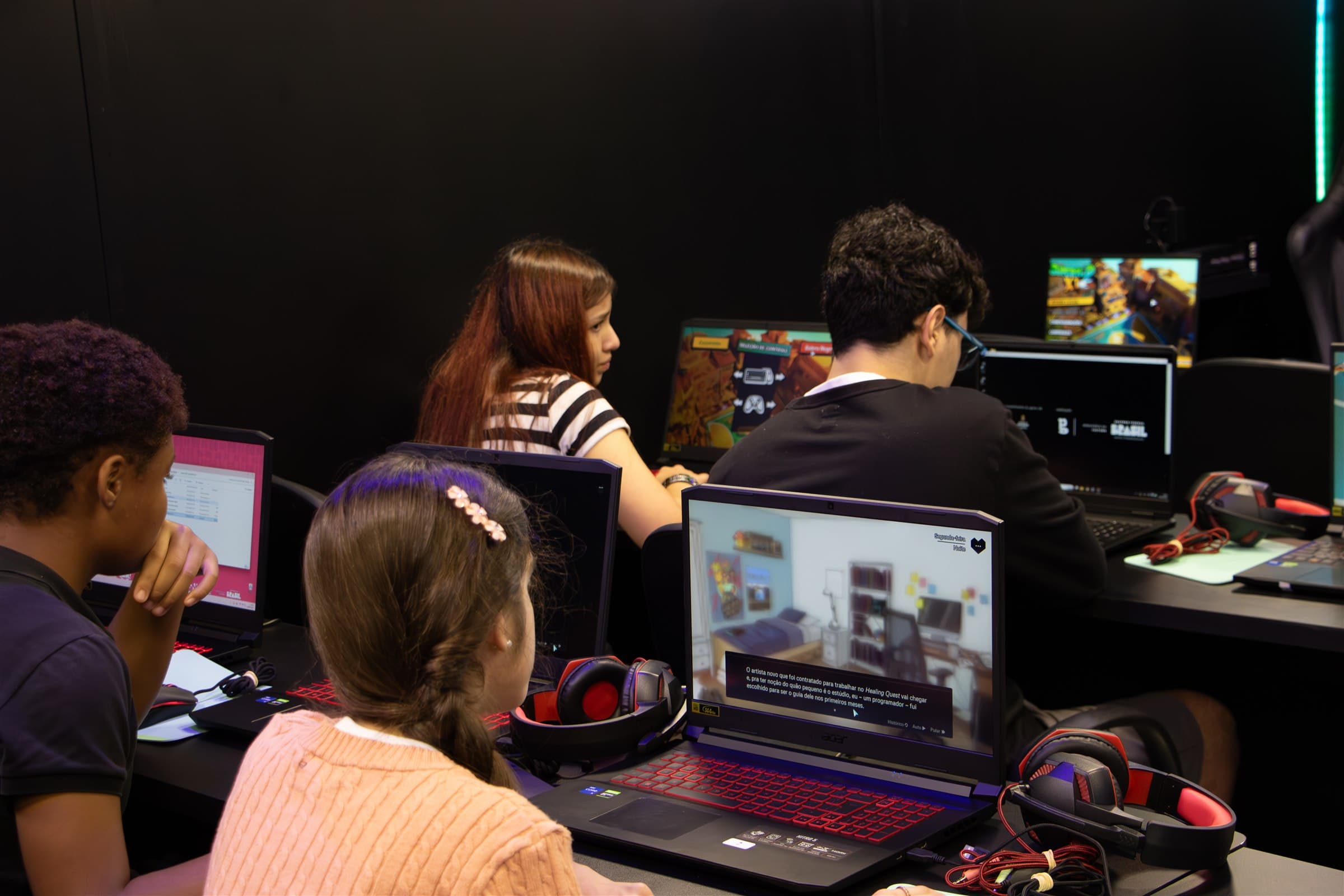 Alunos estudando desenvolvimento de jogos no Hub Futuro Gamer
